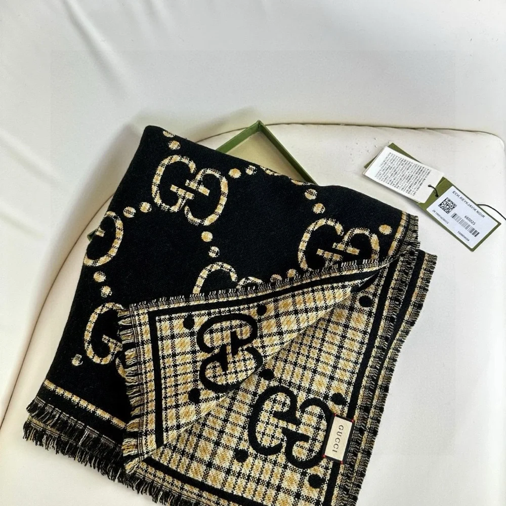 Gucci Women's Scarf in Black and Gold - Picture 5 of 5